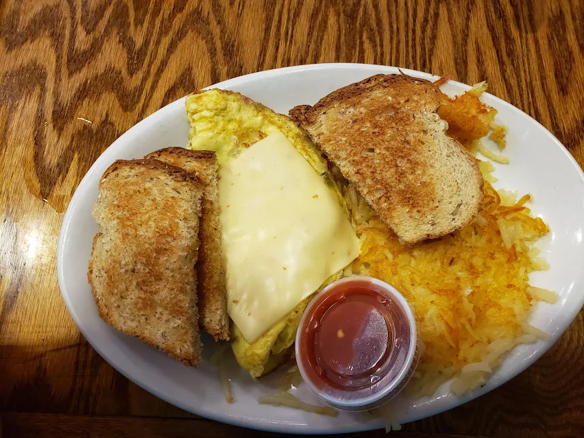Cheese omelet with crispy hashbrowns and toast at Roxanne's Cafe in Parkville, MO